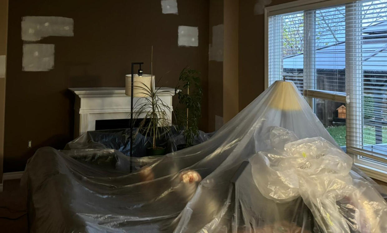 Living room preparation, plastic covering of all furniture Living room preparation, plastic covering of all furniture